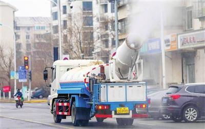 雾炮车变身“防疫先锋” 河北区宁园街巧用设备筑牢社区安全屏障