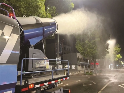 雾炮车变身“消毒神器” 应急之策与长远思考