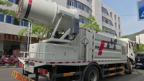 雾炮车现身攀枝花街头 治霾除尘降温，喷洒城市“及时雨”